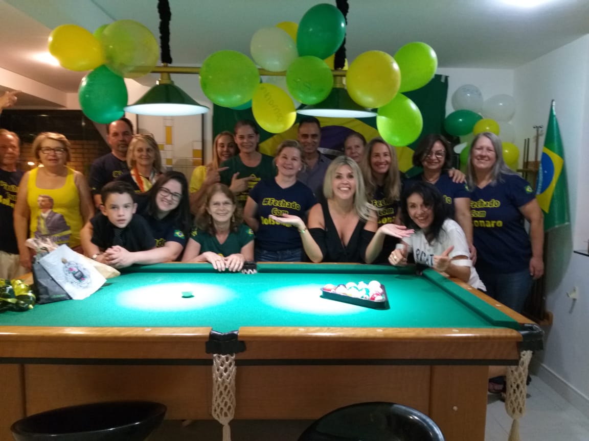 Acampamento com BOLSONARO faz festa surpresa para Paula Milani